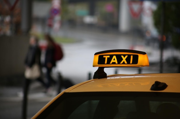 Taxi Makkah vs. Ridesharing – Which is Right for You?